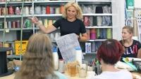 Brigita Kolčavová při výuce ve tkalcovně